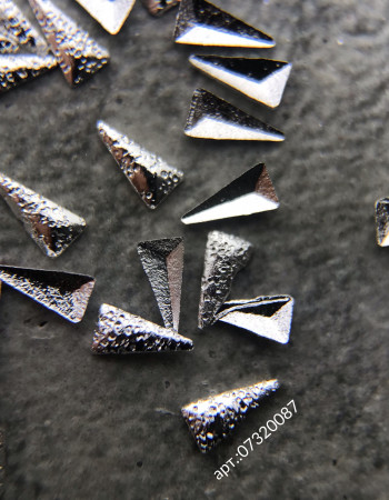 Полусферы треуг.гран. шлиф.серебро 1,5х3 мм Полусферы треуг.гран. шлиф.серебро 1,5х3 мм